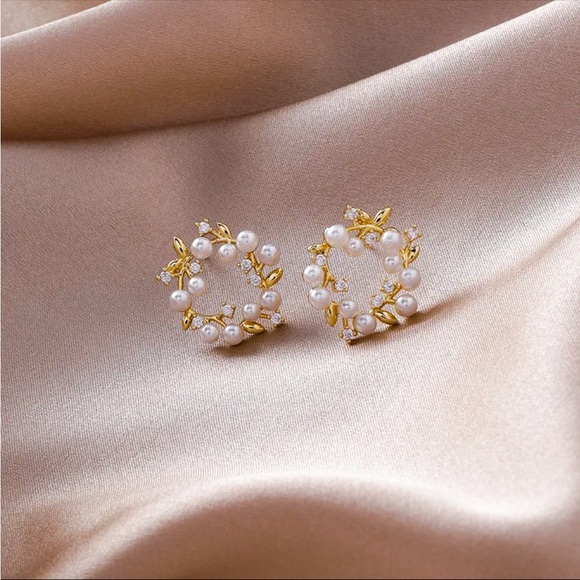 Pearly Diamond Wreath Floral Minimalist Mini Simple Delicate Gold Stud Earrings - Picture 3 of 8